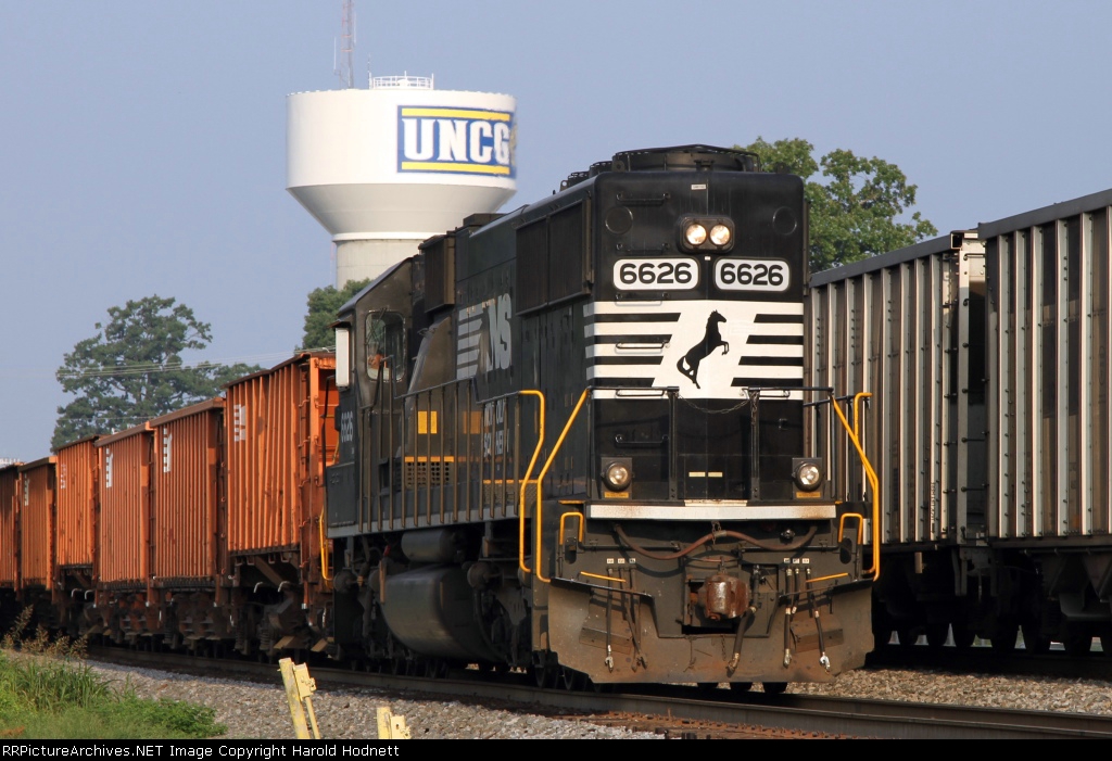 NS 6626, running long hood forward, brings train 96Q down the lead towards Elm